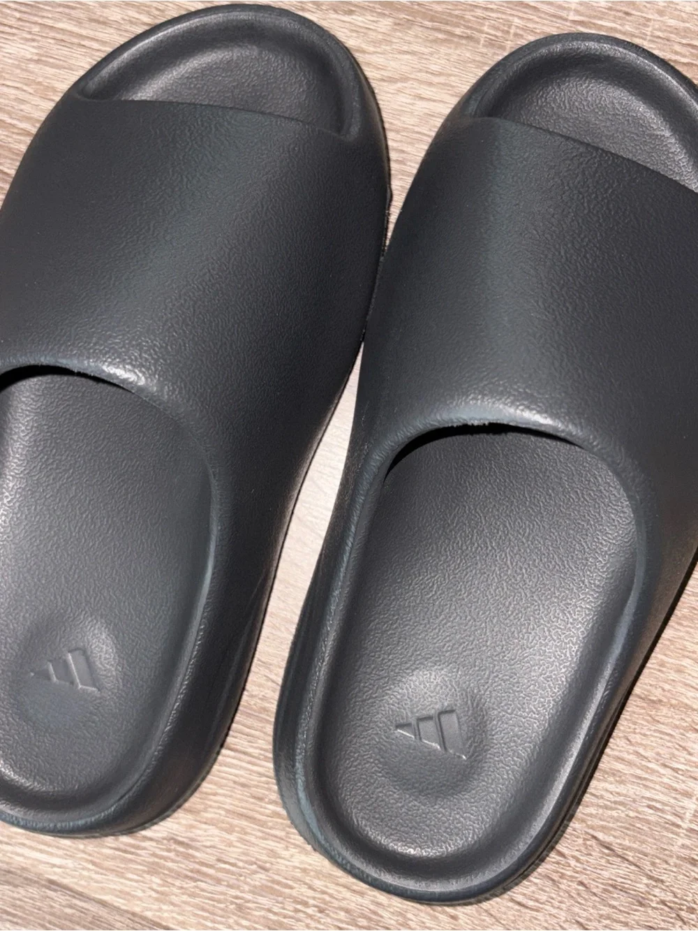 YEEZY SLIDES